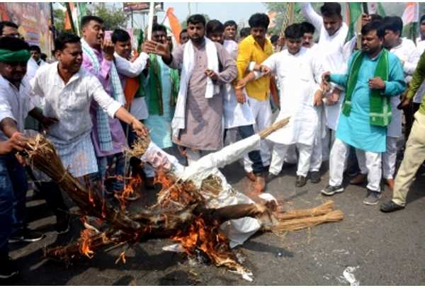 अग्निपथ योजना के खिलाफ भारी हिंसा के बीच पूर्व मध्य रेलवे ने 164 ट्रेनें रद्द की अग्निपथ योजना के खिलाफ भारी हिंसा के बीच पूर्व मध्य रेलवे ने 164 ट्रेनें रद्द की